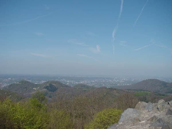 Blick nach Bonn zwischen Drachenfels und Petersberg