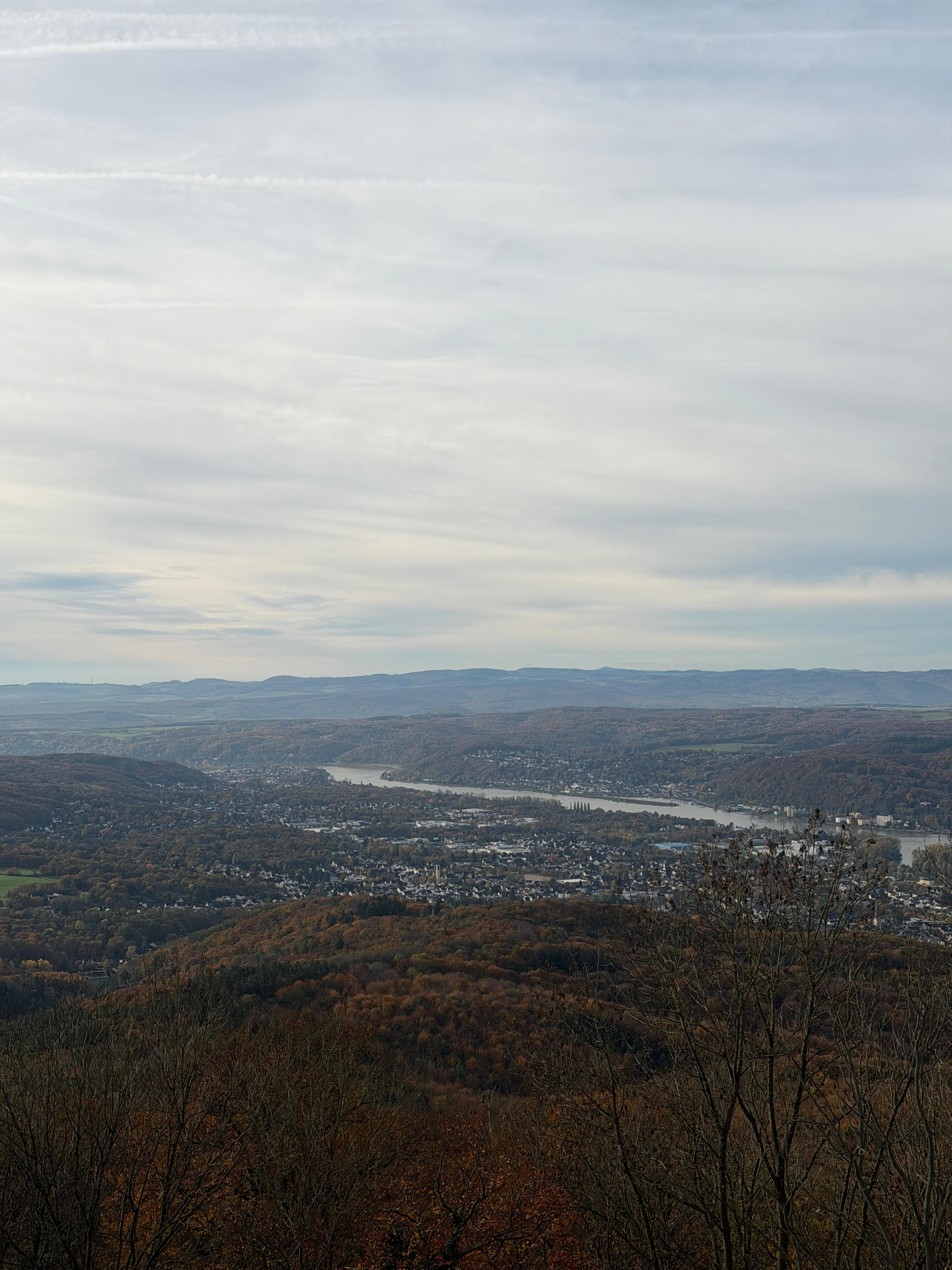 Blick von der Löwenburg auf Siebengebirge und Rheintal